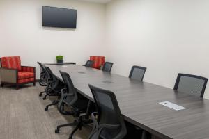 une salle de conférence avec une grande table et des chaises dans l'établissement Magnolia Pointe; BW Signature Collection, à Sarasota