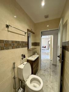 uma casa de banho com um WC e um lavatório em Villa hidaya sans vis à vis em Marrakech