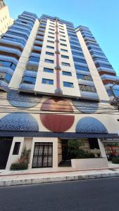 un gran edificio con una pintura en el costado en Apartamento na Praia Central de BC, ideal para você e sua família, en Balneário Camboriú
