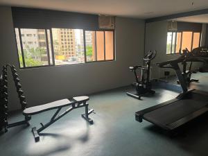 einen Fitnessraum mit zwei Laufbändern und zwei Heimtrainern in der Unterkunft Flat Vila Mariana Borges Lagoa com garagem 804 in São Paulo