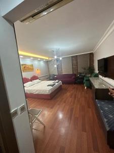 ein großes Schlafzimmer mit einem Bett und ein Wohnzimmer in der Unterkunft Konak suit in Istanbul