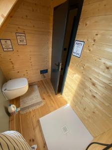 ein kleines Zimmer mit WC und Schildern an der Wand in der Unterkunft Aurel house in Baks-Rrjoll