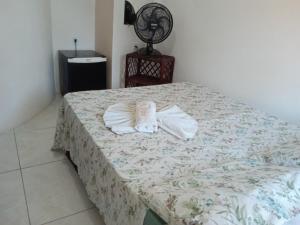 1 dormitorio con 1 cama con 2 toallas en #Tribo Suítes no alto do morro, en Morro de São Paulo