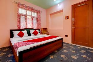 - une chambre avec un lit, une fenêtre et une porte dans l'établissement OYO Flagship Wooden Cave By M2, à Srinagar