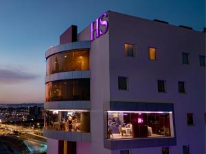 a hotel with a sign on the side of a building at HS HOTSSON Hotel Queretaro in Querétaro