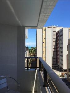 - Balcón con vistas a un edificio en Gold Flat Cabo Branco en João Pessoa