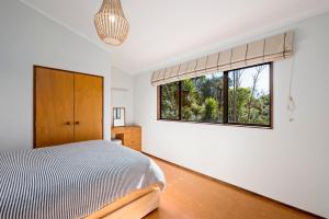 une chambre avec un lit et une fenêtre dans l'établissement Lakeside Stunner - Omori Holiday Home, à Kuratau