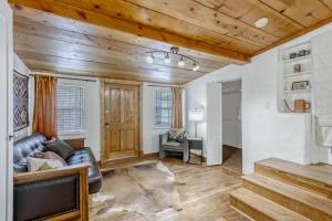 - un salon avec un canapé en cuir et des plafonds en bois dans l'établissement Dreamcatcher B&B, à Taos