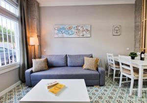 sala de estar con sofá y mesa en Manzanares 'Madrid Rio' en Madrid
