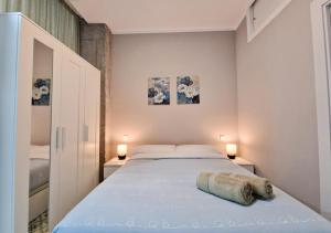 1 dormitorio con 1 cama grande y 2 lámparas en Manzanares 'Madrid Rio' en Madrid