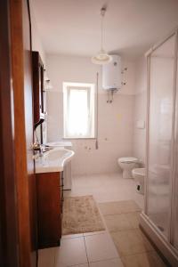 bagno con lavandino e servizi igienici di (Incanto sul Lago Turano) la vista panoramica più bella a Ascrea
