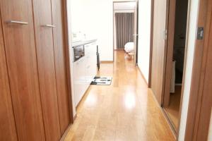 un corridoio che conduce a una cucina con pavimento in legno massello di Chiba - House - Vacation STAY 87410 a Chiba