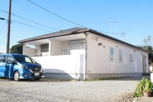 una macchina blu parcheggiata di fronte a una casa di Chiba - House - Vacation STAY 87410 a Chiba