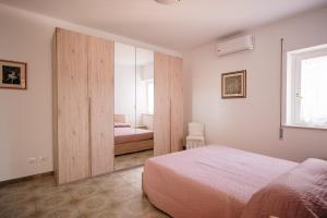 Llit o llits en una habitació de (Incanto sul Lago Turano) la vista panoramica più bella