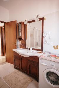 bagno con lavandino e lavatrice di (Incanto sul Lago Turano) la vista panoramica più bella a Ascrea