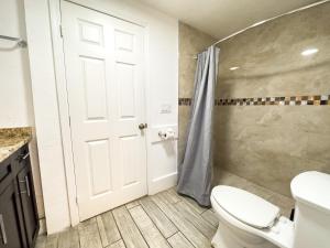 A bathroom at 2b1b Stylish Little House W Shared Pool 511