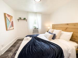 1 dormitorio con 1 cama grande y cabecero de madera en 2b1b Stylish Little House W Shared Pool 511 en Clearwater
