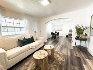 A seating area at 2b1b Stylish Little House W Shared Pool 511