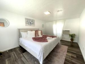 A bed or beds in a room at 2b1b Stylish Little House W Shared Pool 511