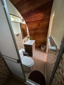 une petite salle de bain avec toilettes et lavabo dans l'établissement Viñedo Sotelo - Hospedaje y Glamping, à San Juan Bautista 31 autres photos