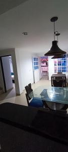 ein Esszimmer mit einem Glastisch und Stühlen in der Unterkunft Apto los Almendros in Cartagena de Indias