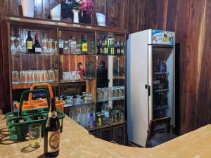 un bar con una botella de vino en una barra en Hotel Bella Vida, en Lomé