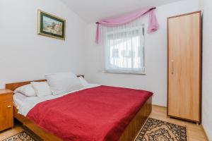Posteľ alebo postele v izbe v ubytovaní Apartments with a parking space Vir - 18569