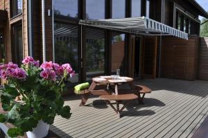 een patio met een tafel, stoelen en bloemen bij Kiurunrinne Villas in Imatra