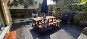 Between the Beach Flags Private Luxury Family Fun Hideaway的阳台或露台