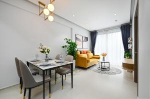 Căn hộ Westgate- 2N House في مدينة هوشي منه: غرفة طعام وغرفة معيشة مع طاولة وكراسي