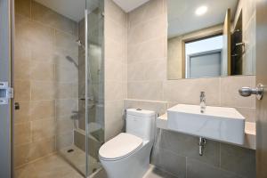 een badkamer met een toilet, een wastafel en een douche bij Căn hộ Westgate- 2N House in Ho Chi Minh-stad