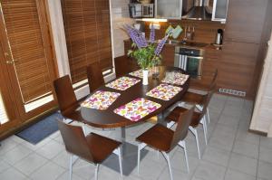 uma sala de jantar com uma mesa e cadeiras numa cozinha em Kiurunrinne Villas em Imatra