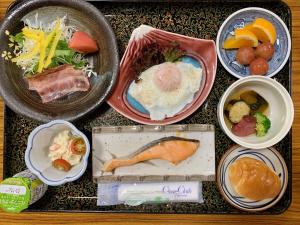 un grupo de tazones de comida sobre una mesa en Akaishi Ryokan, en Fujikawaguchiko