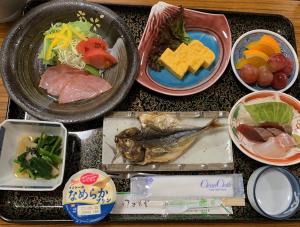 富士河口湖的住宿－赤石旅館，托盘,有不同种类的食物