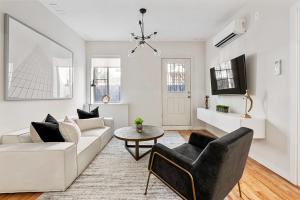 un soggiorno con divano bianco e tavolo di Unbeatable 3BR with Private Patio in Upper East Side a New York