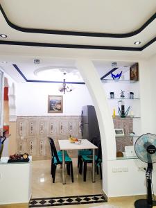 - une salle à manger avec une table et des chaises dans l'établissement Mira Appartement -Lovely, Tidy & Close to beaches and city center, à Al Hoceïma