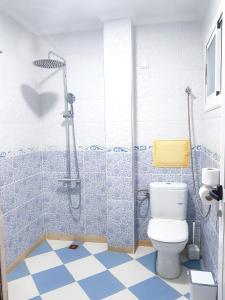 La salle de bains est pourvue d'une douche et de toilettes. dans l'établissement Mira Appartement -Lovely, Tidy & Close to beaches and city center, à Al Hoceïma
