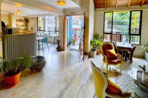 sala de estar con sillas y mesa en Casa Azul Boutique Hostel en Pereira