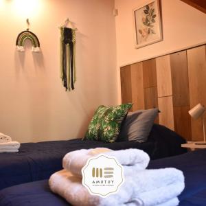 una habitación de hotel con 2 camas y toallas. en Amutuy Bariloche en San Carlos de Bariloche