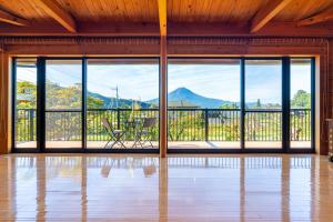 uma sala de estar vazia com vista para uma montanha em View of Mt Fuji Free transportation Bicycle Rental ok 富士山眺望 em Fujikawaguchiko
