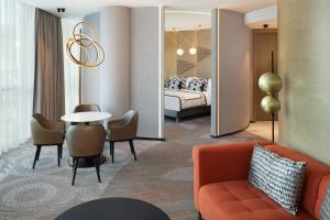 Paragraph Freedom Square, a Luxury Collection Hotel, Tbilisi客房内的一张或多张床位