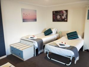 Un pat sau paturi într-o cameră la GOLDFIELDS STUDIO APARTMENT, Beaconsfield - Fully Self-contained, air-conditioning