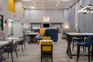 a dining room with tables and chairs and a cafeteria at Hampton Inn & Suites Agoura Hills in Agoura Hills