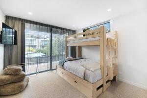 Ένα ή περισσότερα κρεβάτια σε δωμάτιο στο Villa Aurora, luxury in the heart of Wanaka