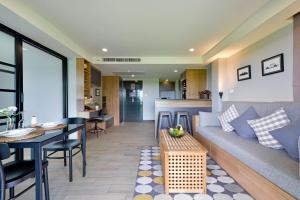 uma sala de estar com um sofá e uma mesa em Raweewan Residence hotel em Bangkok