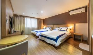 仁川的住宿－Incheon Wolmido Stellamaris Hotel，酒店客房设有两张床和一张桌子。