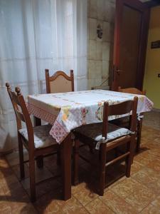 un tavolo con una tovaglia e due sedie di La casa di Lili a Lugnano in Teverina