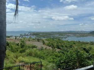 - une vue sur une étendue d'eau depuis une colline dans l'établissement JCV Rooms, à Surigao