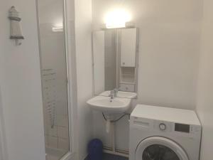 y baño con lavadora y lavamanos. en Appartement Arzon, 2 pièces, 4 personnes - FR-1-639-32, en Arzon