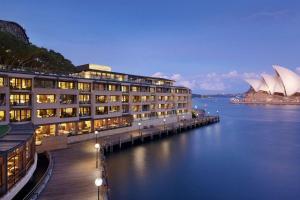 vista su un edificio con il teatro lirico sullo sfondo di Sydney CBD Waterview apartment56 a Sydney